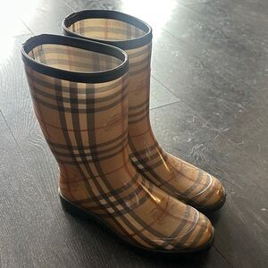 Burberry Rain Boots with Equestrian Motif - Tan/Black